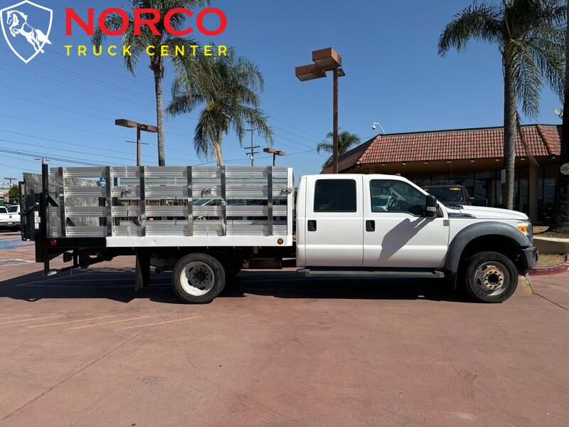 2012 Ford F-550 XL 12′ cama de estacas con puerta trasera (1600 LB)