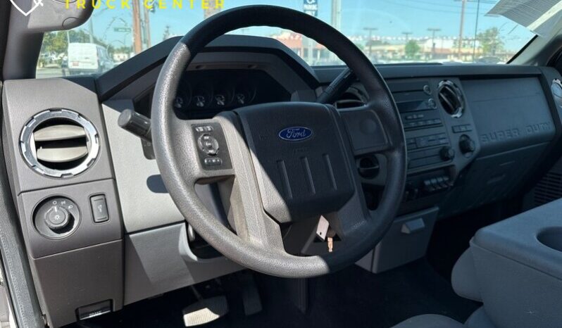 
								2012 Ford F-550 XL 12′ cama de estacas con puerta trasera (1600 LB) full									