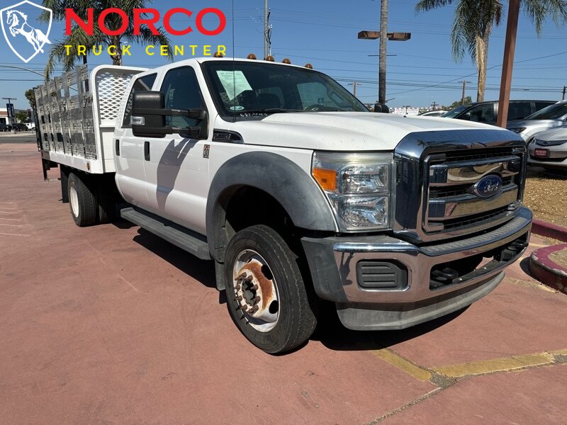 2012 Ford F-550 XL 12′ cama de estacas con puerta trasera (1600 LB)