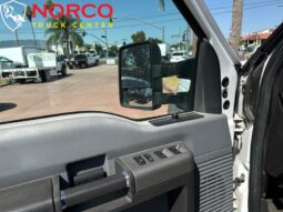 
										2012 Ford F-550 XL 12′ cama de estacas con puerta trasera (1600 LB) full									