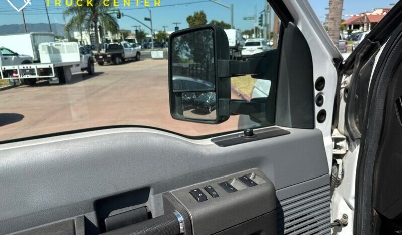 
								2012 Ford F-550 XL 12′ cama de estacas con puerta trasera (1600 LB) full									