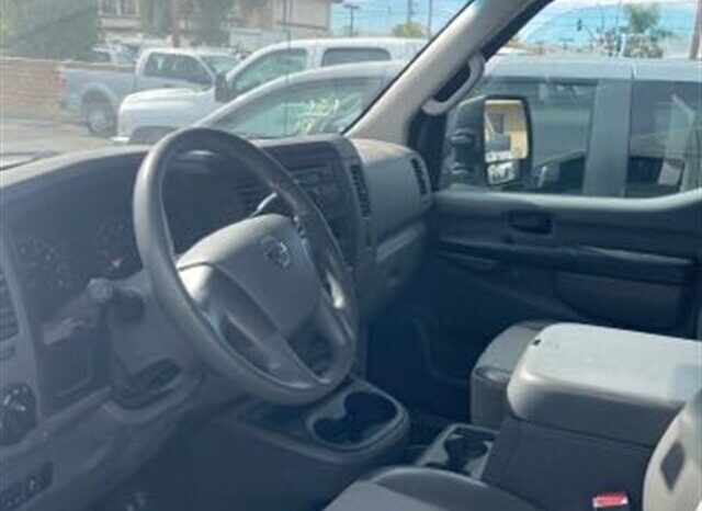 
								2013 Nissan NV 2500 HD S Techo alto con estantes y portaescaleras de carga full									