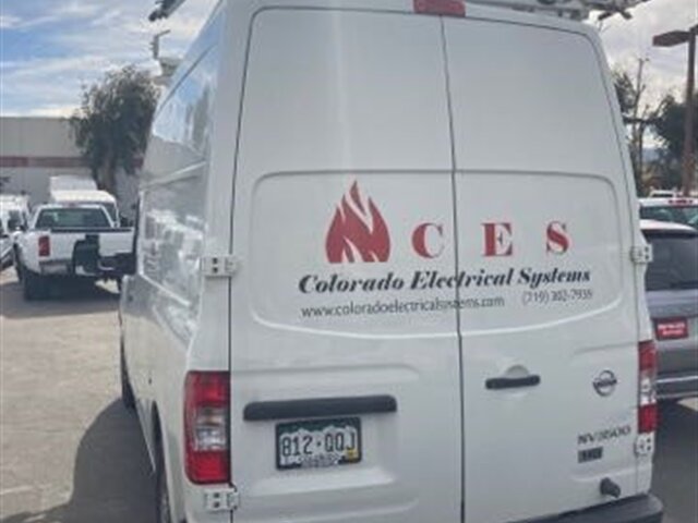 2013 Nissan NV 2500 HD S Techo alto con estantes y portaescaleras de carga