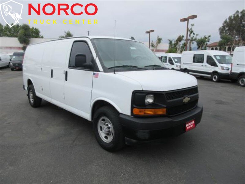 2017 Chevrolet Express 2500 G2500 Carga extendida con estantes