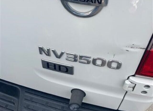 
								2013 Nissan NV 2500 HD S Techo alto con estantes y portaescaleras de carga full									