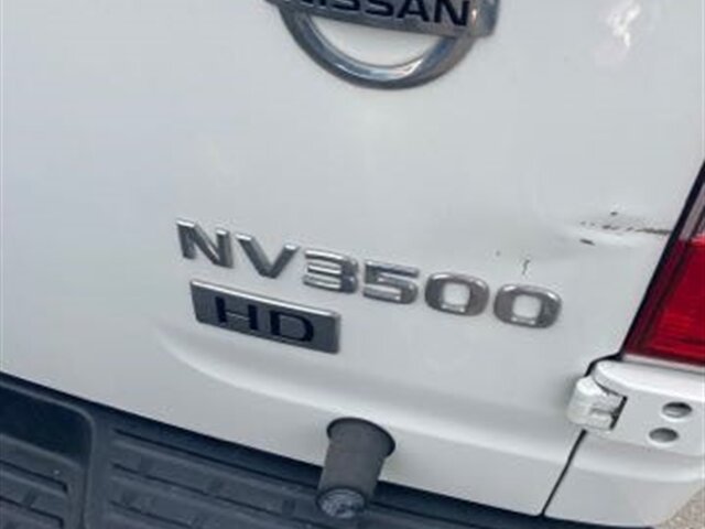 2013 Nissan NV 2500 HD S Techo alto con estantes y portaescaleras de carga