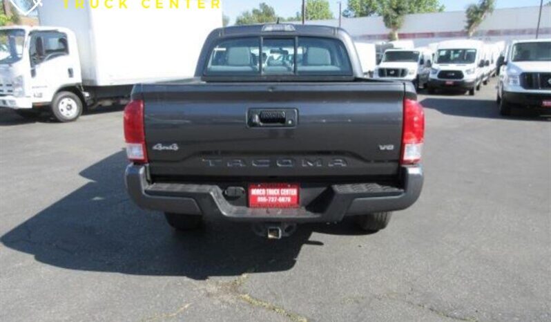 
								Toyota Tacoma SR V6 2017 full									