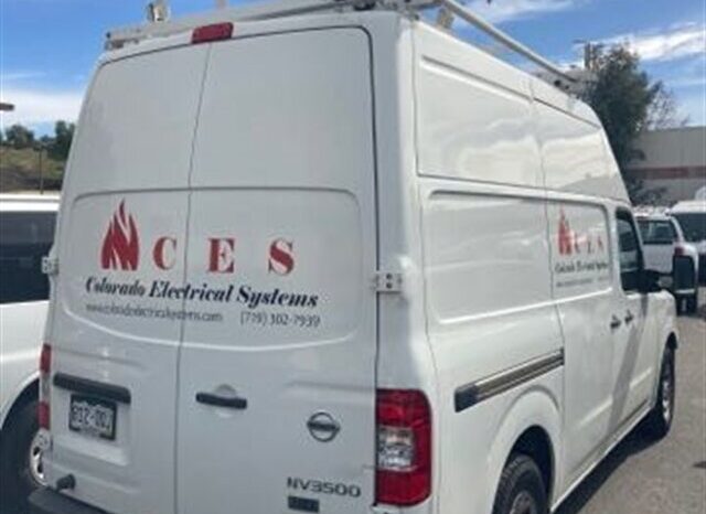 
								2013 Nissan NV 2500 HD S Techo alto con estantes y portaescaleras de carga full									