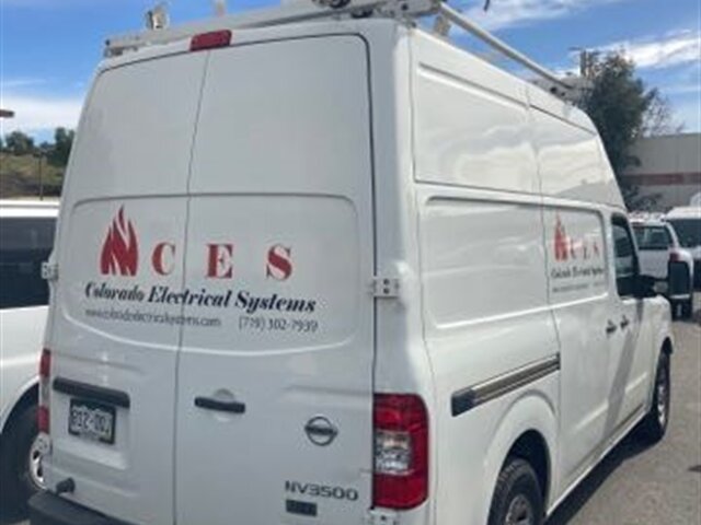 2013 Nissan NV 2500 HD S Techo alto con estantes y portaescaleras de carga