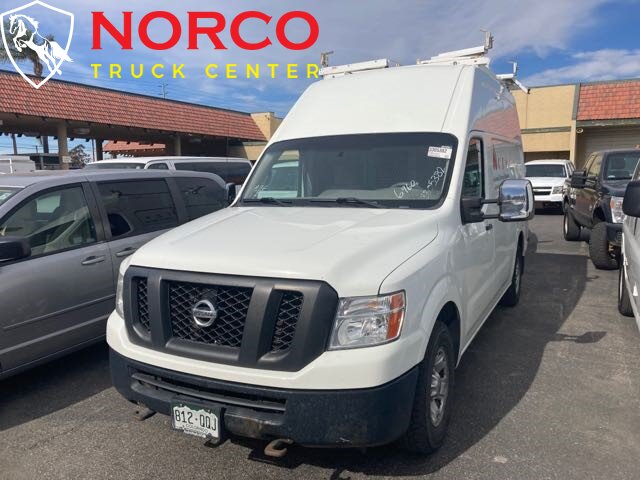 2013 Nissan NV 2500 HD S Techo alto con estantes y portaescaleras de carga