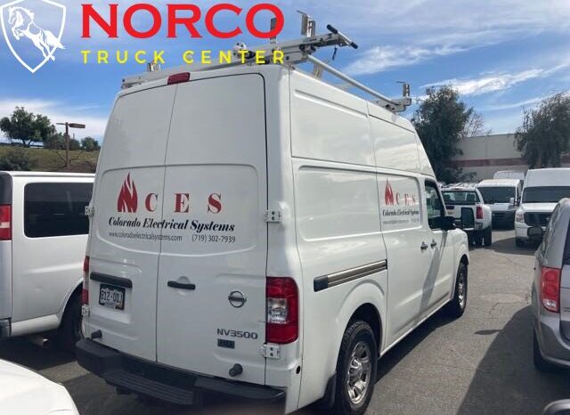 
								2013 Nissan NV 2500 HD S Techo alto con estantes y portaescaleras de carga full									