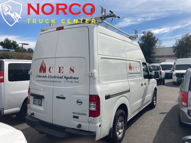 2013 Nissan NV 2500 HD S Techo alto con estantes y portaescaleras de carga