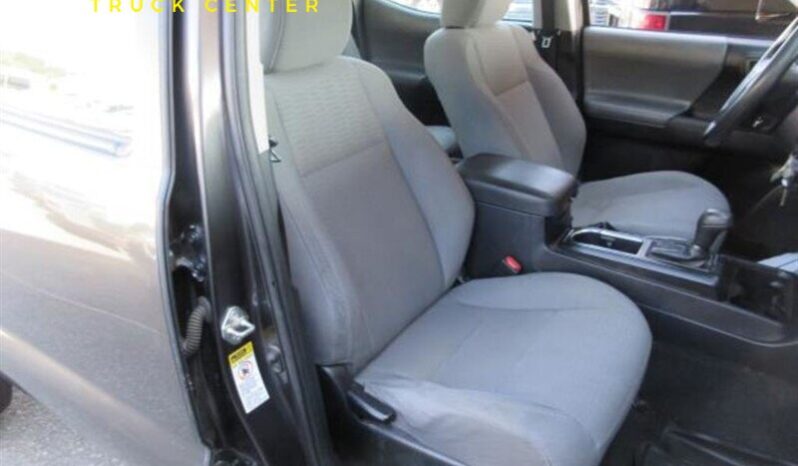 
								Toyota Tacoma SR V6 2017 full									
